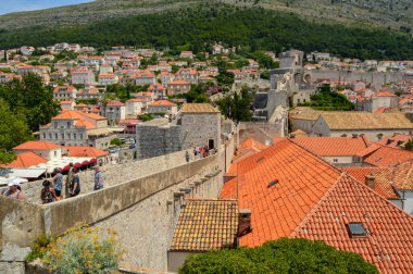 DUBROVNIK, CROATIA - 18 Haziran 2019 'da Dubrovnik kasabasının kırmızı çatıları. Game of Thrones 'un bazı bölümleri burada çekildi..