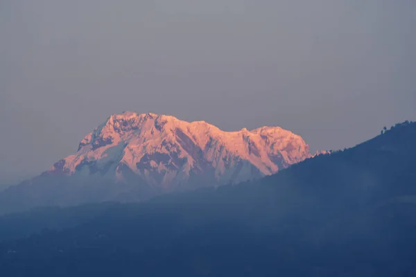 Berggipfel mit Morgenlicht auf weißem Hintergrund — Stockfoto