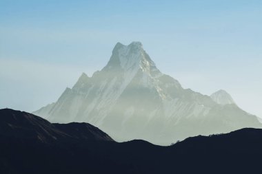 Dağ tepe Nepal, serin renk tonu mavi gökyüzü ile