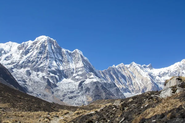 Vrchol hory s modrou oblohou v Nepálu — Stock fotografie