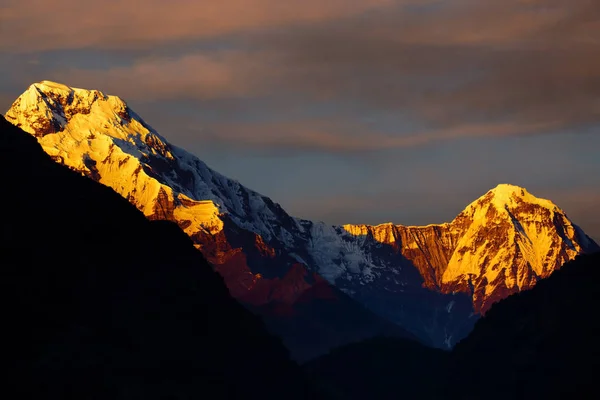 Bergskedja på kvällen Himalaya i Nepal — Stockfoto