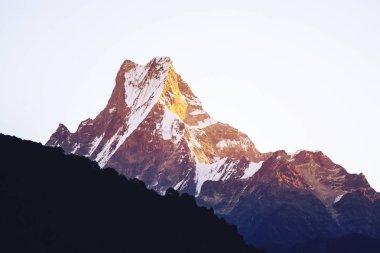 Dağ tepe sabah ışık ile 