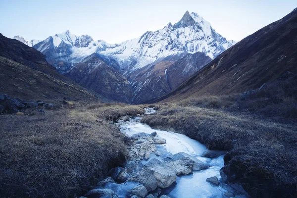 Arroyo con hielo que desciende de las montañas — Foto de Stock