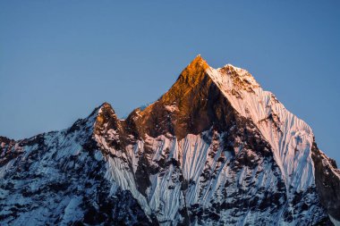 Dağ tepe akşam ışık turuncu gölge ile