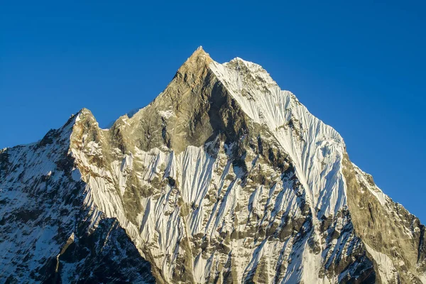 Picos de montaña con cielo azul en Nepal — Foto de Stock