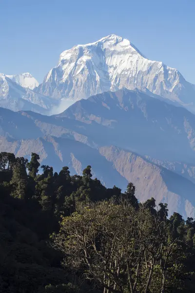 Cima montuosa con cielo blu in Nepal — Foto Stock
