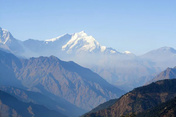 Cime montane con neve su sfondo cielo blu in Nepal — Foto Stock