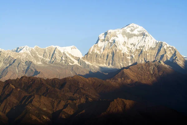 Bergstoppar med snö på blå himmel bakgrund i Nepal — Stockfoto