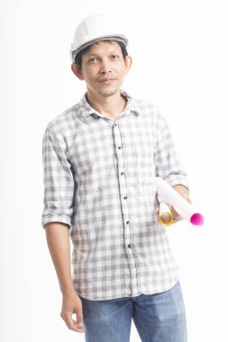 Asya mühendis holding kağıt rulo, miğfer ve ayakta 