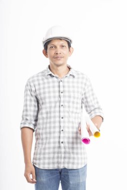 Asya mühendis holding kağıt rulo, miğfer ve ayakta 