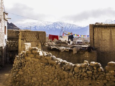 Ladakh Leh köyde dağlar artalanları, Hindistan ile