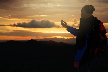 Adam pusula seyir sırt çantası taşıyor