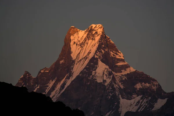 Pico de montaña con sombra naranja de luz nocturna — Foto de Stock
