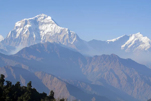 Bergketen in de namiddag met blauwe hemelachtergrond — Stockfoto