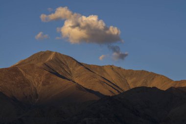 Dağlar bulutlar arka plan ile