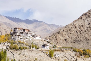 Dağlar arka plan ile tepe üzerinde Tibet Tapınağı 