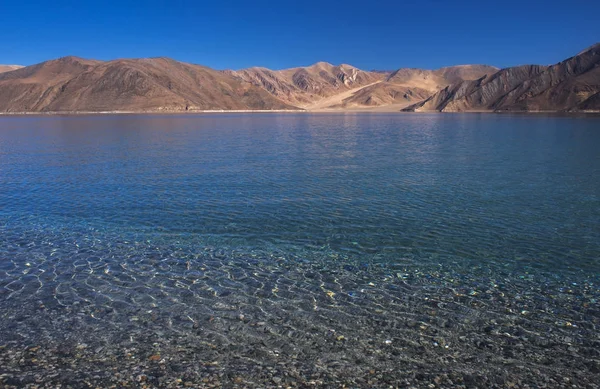 Lago en color azul con fondo de montañas , — Foto de Stock