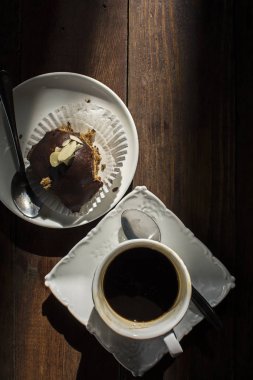 Fincan espresso üzerinde ahşap masa kahve ile kek