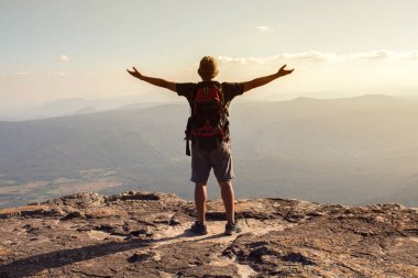 Adam sırt çantası ile silah açar