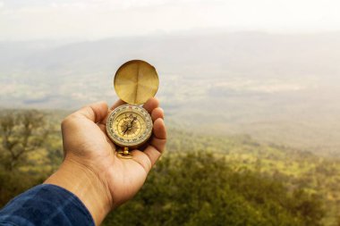 Pusula tutan adamın elini