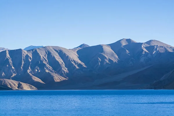 Lago con fondo de montañas — Foto de Stock