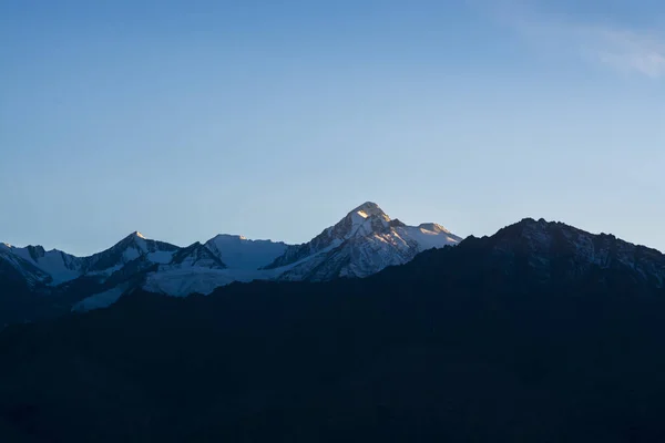 Montañas en sombra azul a la hora de la tarde, Región de Ladakh, India — Foto de Stock