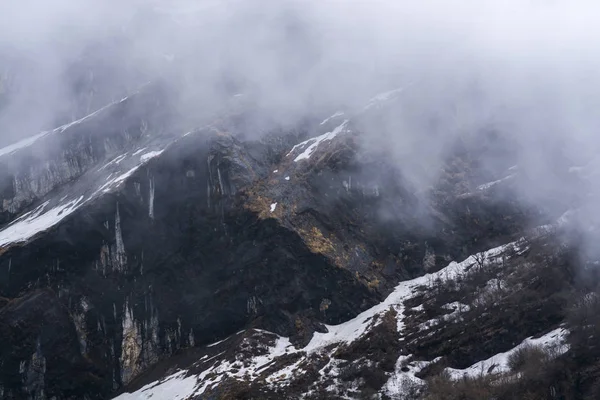 Montanha rochosa e névoa no Nepal — Fotografia de Stock