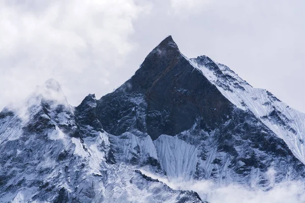 Pico Montaña Nepal Montaña Rocosa Con Nieve Niebla — Foto de Stock