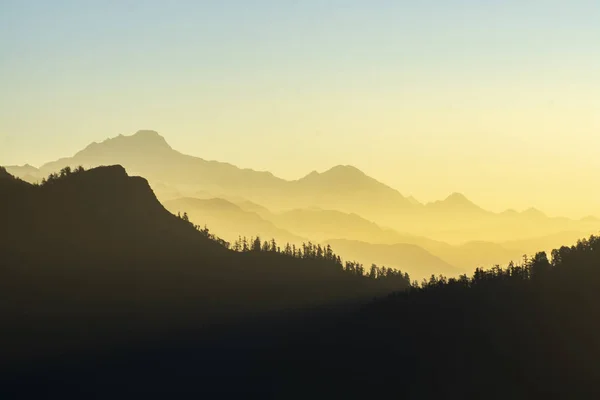 Асортимент гір вранці в помаранчевих відтінках з сонячним світлом — стокове фото