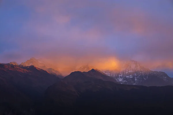 Montanhas ao nascer do sol com luz da manhã — Fotografia de Stock