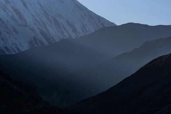 Las montañas se extienden por la mañana en diferentes tonos con luz solar — Foto de Stock