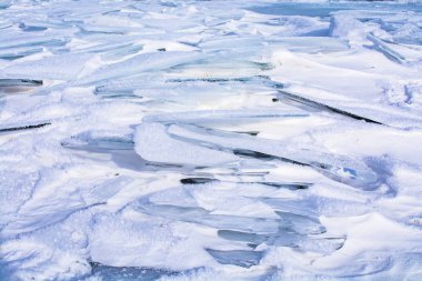 Baykal Gölü'ndeki donmuş gölde buz küpleri, Rusya.