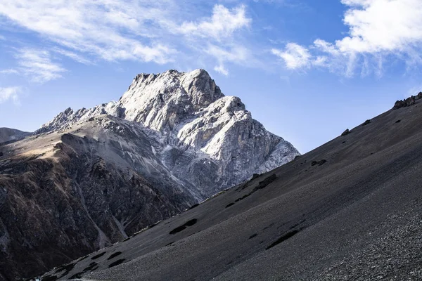 Pico de montaña en Nepal contra el cielo azul con nubes — Foto de Stock