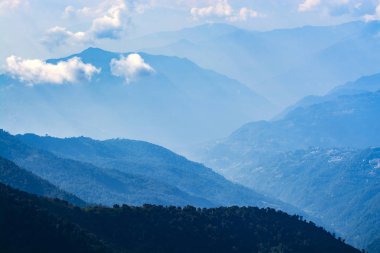 Dağlar mavi tonda bulutlarla, Hindistan 'da seyahat.