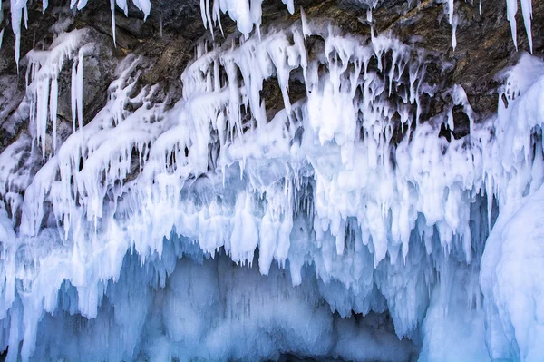 Kék jég stalactite a sziklán, téli szezonban Szibériában, Oroszország, természet háttér kép — Stock Fotó