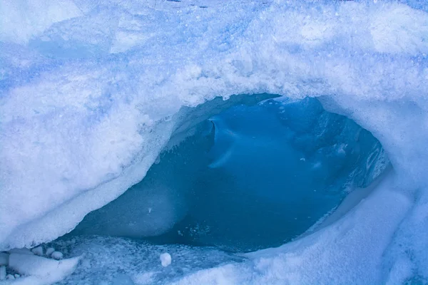 Textura de gelo na superfície do lago congelado, imagem de fundo da natureza — Fotografia de Stock