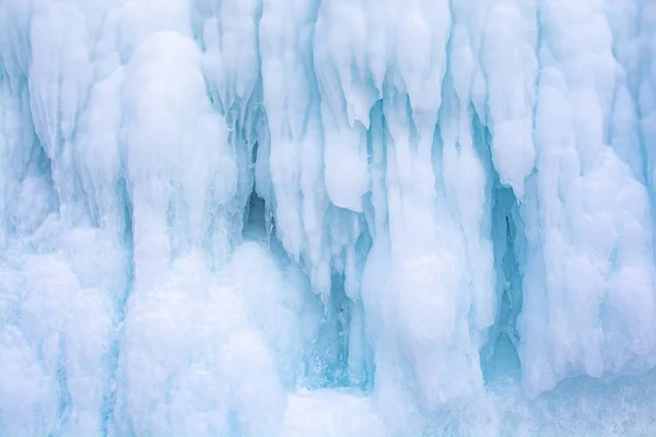 俄罗斯西伯利亚冬季悬崖上的蓝色冰柱，自然背景图像 — 图库照片