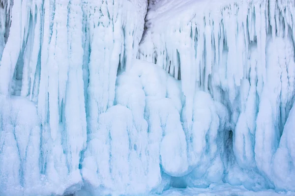 Blauwe ijsstalactiet op klif, winterseizoen in Siberië, Rusland, achtergrond natuur — Stockfoto