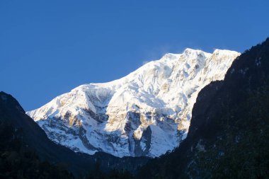 Yoldaki dağlar Annapurna Gezisi, Nepal