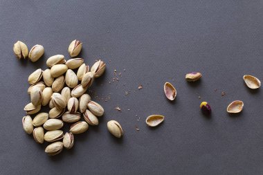 Siyah arka planda fıstıklar, sağlıklı gıda konsepti. 