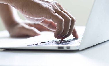 Bilgisayarda işaret parmağı kullanarak el bilgisayarı yazan bir adam, sistemdeki verilere yetkisiz erişim sağlamak için bir bilgisayar kullanın