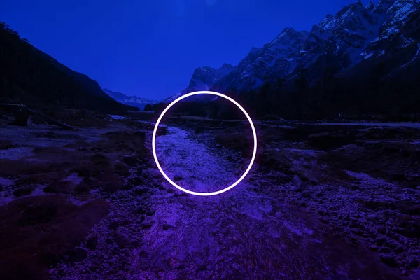Hegyek Éjszakában Körkörös Neon Fény Patakban Fantázia Kép — Stock Fotó