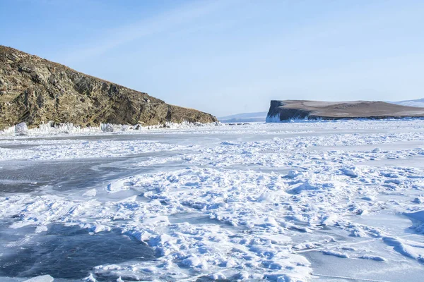 以岩石岛屿为背景的冰冻湖 俄罗斯贝加尔湖 风景摄影 在俄罗斯西伯利亚旅行 — 图库照片
