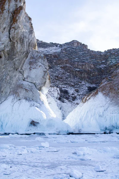 俄罗斯贝加尔湖的岩石悬崖与冰石笋 风景摄影 — 图库照片