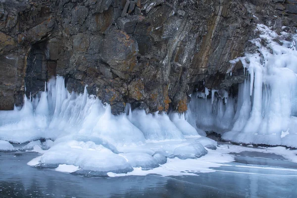 Rotskust Met Ijsstalactiet Het Baikalmeer Rusland Landschapsfotografie — Stockfoto