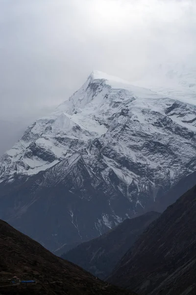 Nepal 'de bulutlu dağlar, Himalaya' da Annapurna Seyahat Rotası