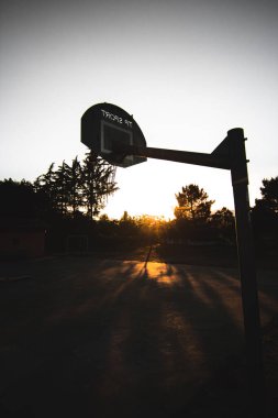 Günbatımı arkaplanlı basketbol sepeti