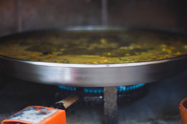 Paella gaz sobasıyla pişirilir.