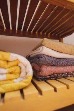 Sarı bankta katlanmış havlular