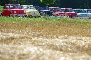 Temmuz ayı başlarında, Puch 500, Fiat 500 ve Steyr-Fiat 500 hayranları eski arabalarını sunmak üzere her yıl Vorchdorf (Yukarı Avusturya) 'da buluşurlar. - Steyr-Puch 500 Puch-Werke 'den küçük bir arabaydı..